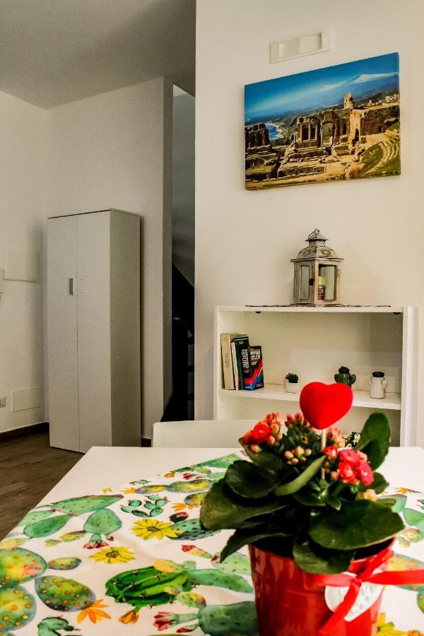 Casa Peppino Lägenhet Letojanni Exteriör bild